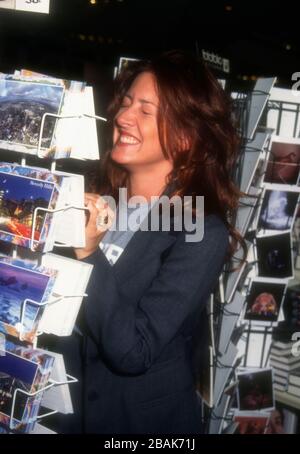 Century City, Kalifornien, USA 23. August 1995 Schauspielerin Joely Fisher besucht "Ellen DeGeneres Signing 'My Point...and I Do have One' am 23. August 1995 in Brentano' Buchhandlung in Century City, Kalifornien, USA. Foto von Barry King/Alamy Stock Photo Stockfoto