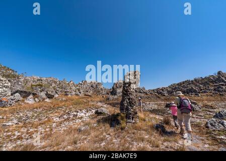 Wanderer erklimmen die Chimanimani-Berge im Chimanimani-Nationalpark in Simbabwe. Stockfoto