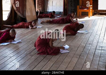 Junge buddhistische Mönch, die in einem Kloster, Myanmar, eine Prüfung ablegen Stockfoto