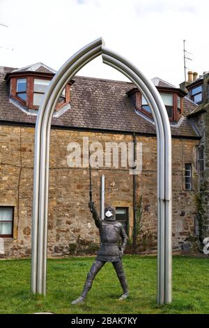 Alexandra Road, Elgin, Moray, Großbritannien. März 2020. GROSSBRITANNIEN. Dies ist die Statue für Alexander Stewart, Earl of Buchan, Alasdair Mór mac an Rígh, und genannt der Wolf von Badenoch (1343 - 20. Juni 1405), war der dritte überlebende Sohn von König Robert II. Von Schottland und der jüngste von seiner ersten Frau Elizabeth Mure von Rowallan. Er hat seine Maske für den Kampf gegen COVID-19 geziert. Credit: JASPERIMAGE/Alamy Live News Stockfoto