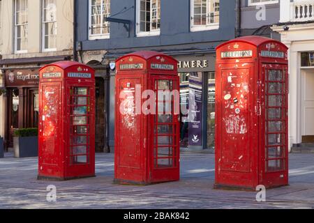 Drei rote britische Telefonboxen hintereinander auf der Royal Mile, Edinburgh Stockfoto