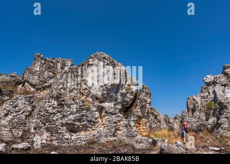 Wanderer erklimmen die Chimanimani-Berge im Chimanimani-Nationalpark in Simbabwe. Stockfoto