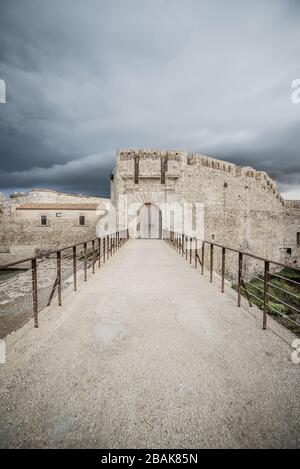 Insbesondere der Eingang zum Schloss von Maniace in Ortigia Siracura. Vertikale Ansicht Stockfoto