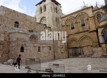 Altstadt Jerusalem, Israel. März 2020. Ein palästinensischer Junge, der am Samstag, 28. März 2020, in der Altstadt von Jerusalem an der Grabeskirche vorbeiläuft, wegen des Coronavirus geschlossen. Die israelische Regierung hat strenge Bewegungsbeschränkungen auferlegt, so dass nur noch wichtige Geschäfte geöffnet sind, um die Ausbreitung der Coronavirus-Krankheit zu stoppen. Foto von Debbie Hill/UPI Credit: UPI/Alamy Live News Stockfoto