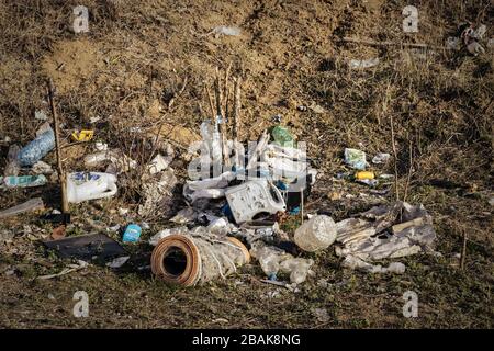 Müllhaufen im Freien. Umweltverschmutzung. Ökologische Probleme. Kunststoffrecycling Stockfoto