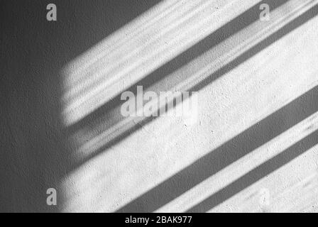 Dunkle abstrakte Schatten auf Betonwand, Oberfläche mit Schatten Stockfoto