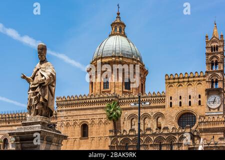 Statue vor der Kathedrale von Palermo: Die Domkirche der Römisch-katholischen Erzdiözese Palermo auf Sizilien, Süditalien. Das ist es Stockfoto