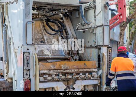 Das Sammeln von Abfall aus einem Container mit einem speziellen Auto in den Straßen einer Großstadt Stockfoto