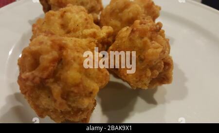 Nahansicht von Huhn pakora mit weißer Platte im Hintergrund Stockfoto