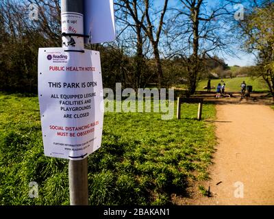 Public Health Notice, this Park s Open, Social Distancing, Bugs Bottom Park, Caversham, Reading, Berkshire, England, Großbritannien, GB. Stockfoto