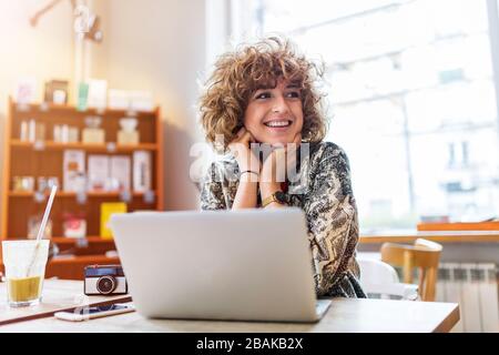 Porträt der jungen Frau im Cafe sitzen Stockfoto