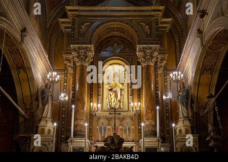 Izmir, Türkei /04/02/ 2019: Innenansicht der Kirche St. Polycarp in Izmir zum Hauptaltar. Stockfoto