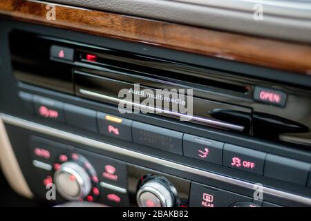 Parkassistenz - Parksensoren am Autostoßfänger montiert. Hinten, vorne und seitlich. Stockfoto