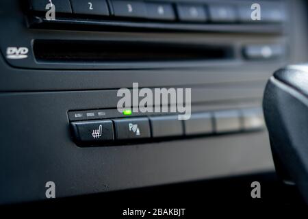 Parkassistenz - Parksensoren am Autostoßfänger montiert. Hinten, vorne und seitlich. Stockfoto