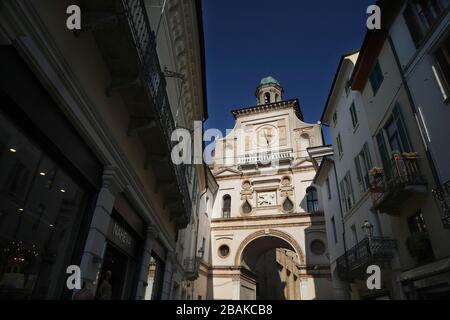 Das Arco del Torrazzo ist eine monumentale Renaissance-Tür von Crema und verbindet den Piazza Duomo mit der Via XX Settembre, Crema, Lombardei, Italien Stockfoto