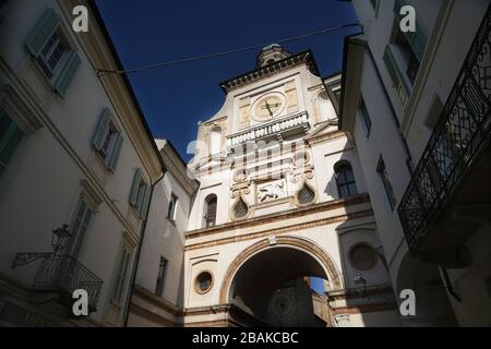 Das Arco del Torrazzo ist eine monumentale Renaissance-Tür von Crema und verbindet den Piazza Duomo mit der Via XX Settembre, Crema, Lombardei, Italien Stockfoto