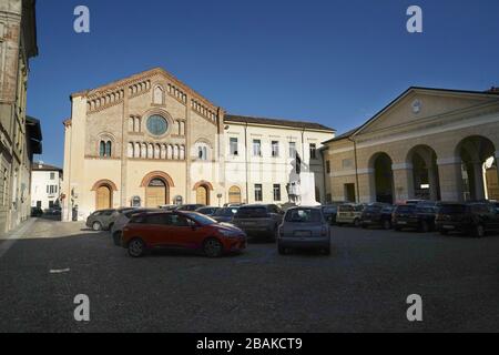 Theater San Domenico und der alte Markt für Österreich, Piazza Trento-Triest, historisches Zentrum, Crema, Lombardei, Italien, Europa Stockfoto