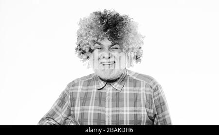 Lustiger Lebensstil. Spaß und Unterhaltung. Comic Happy Grandfather Konzept. Zirkus-Show. Älterer Clown. Mann Senior bärtige fröhliche Person trägt bunte Regenbogenperücke. Opa immer Spaß. Viel Spaß. Stockfoto