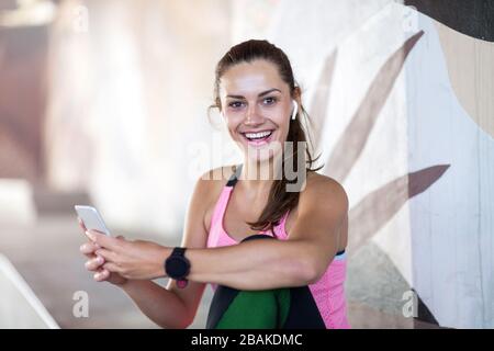 Junge Frau, die in der Stadt Fitnessübungen macht Stockfoto