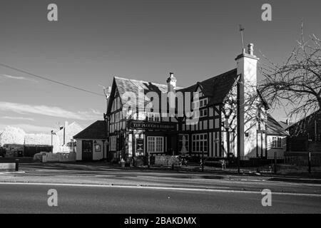 Das öffentliche Haus aus Plough & Harrow aus dem 17. Jahrhundert, geschlossen während des Coronavirus Lockdown, in Whitnash, Leamington Spa, Großbritannien Stockfoto