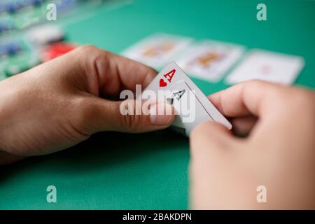 Poker Asse Paar. Grüner Pokertisch mit Top-Paar. casino Glücksspiel. Karten aus der Nähe spielen Stockfoto