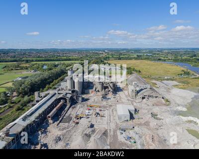 Eine Luftaufnahme der Westbury Cement Works in Wiltshire während des Abrisses im Jahr 2016. Stockfoto
