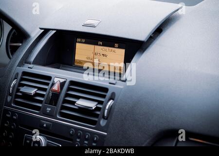 Auto Lenkrad mit Airbag und Audiosystem und Bordcomputer Einstelltasten  Stockfotografie - Alamy