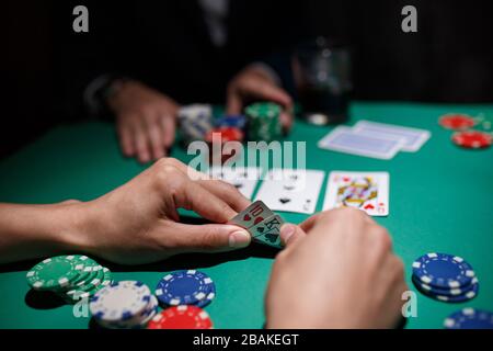 Pokerspieler setzt alle Chips. Große Pokerrisiken. Pokertisch und Nahaufnahme Stockfoto