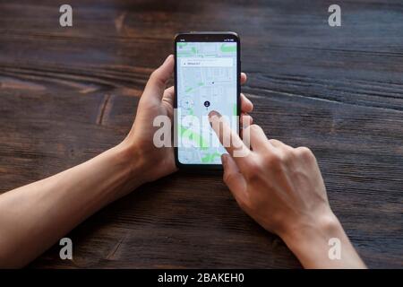 Uber-Anwendung. Uber Technologies Inc. Ist ein amerikanisches Technologieunternehmen mit Hauptsitz in San Francisco, Kalifornien, USA Stockfoto