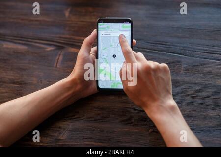 Uber-Anwendung. Uber Technologies Inc. Ist ein amerikanisches Technologieunternehmen mit Hauptsitz in San Francisco, Kalifornien, USA Stockfoto