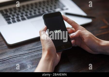 Uber-Anwendung. Uber Technologies Inc. Ist ein amerikanisches Technologieunternehmen mit Hauptsitz in San Francisco, Kalifornien, USA Stockfoto