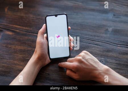 Mann bestellt ein Taxi online über die Anwendung Lift. Telefon close-up Stockfoto