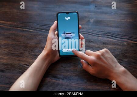 Mann bestellt ein Taxi online über die Anwendung Lift. Telefon close-up Stockfoto