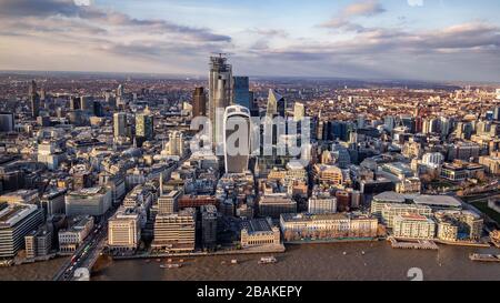 Skyline von London, Bürogebäude Luftaufnahme mit Büros, Gebäuden und Ufern mit Blick auf die themse England. Finanzdistrikt Stockfoto