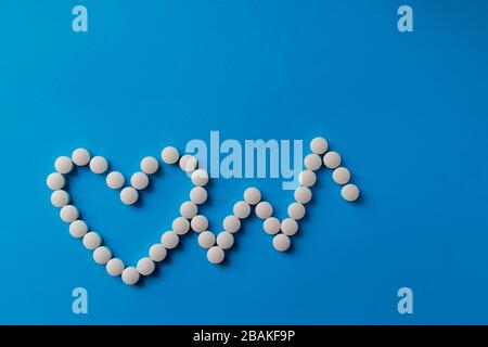 Haufen Pillen auf blauem Hintergrund verschiedene pharmazeutische Medikamente Pillen, Tabletten und Kapseln und Flasche auf blauem Hintergrund. Stockfoto