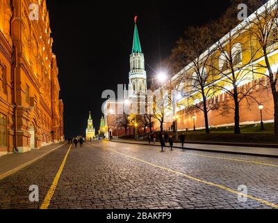 Blick auf die Kremlpassage in der Moskauer Stadt in der Nacht Stockfoto