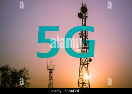 5G-Funksende-Tower mit Antennen zur Abdeckung Stockfoto