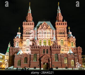 MOSKAU, RUSSLAND - 12. MÄRZ 2020: Vorderansicht des Gebäudes des staatlichen historischen Museums auf dem Roten Platz in der Moskauer Stadt in der Nacht. Das staatliche historische Museum ist m Stockfoto
