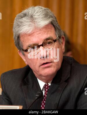 Washington, Vereinigte Staaten Von Amerika. Februar 2012. US-Senator Tom Coburn (Republikaner von Oklahoma), Mitglied des Finanzkomitees des US-Senats, fragt die US-Ministerin für Gesundheit und menschliche Dienste (HHS) Kathleen Sebelius während einer Anhörung zum Etatvorschlag der Agentur für das Geschäftsjahr 2013 auf dem Kapitol in Washington, DC am Mittwoch, 15. Februar 2012.Credit: Ron Sachs/CNP - weltweite Nutzung Credit: Dpa/Alamy Live News Stockfoto