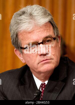 Washington, Vereinigte Staaten Von Amerika. Februar 2012. US-Senator Tom Coburn (Republikaner von Oklahoma), Mitglied des Finanzkomitees des US-Senats, fragt die US-Ministerin für Gesundheit und menschliche Dienste (HHS) Kathleen Sebelius während einer Anhörung zum Etatvorschlag der Agentur für das Geschäftsjahr 2013 auf dem Kapitol in Washington, DC am Mittwoch, 15. Februar 2012.Credit: Ron Sachs/CNP - weltweite Nutzung Credit: Dpa/Alamy Live News Stockfoto