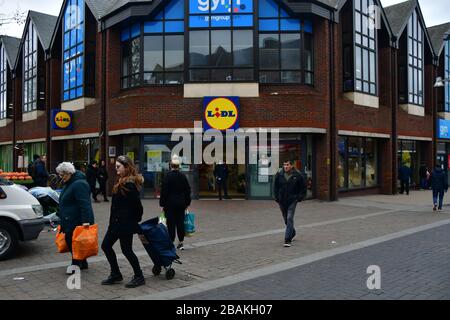 London, Großbritannien. März 2020. Während des Coronavirus im Vereinigten Königreich werden am 28. März 2020 am Walthamstow Market in London vor dem Lidl-Supermarkt die meisten europäischen Menschen angehalten, um nach Lebensmitteln zu kaufen. Credit: Picture Capital/Alamy Live News Credit: Picture Capital/Alamy Live News Stockfoto