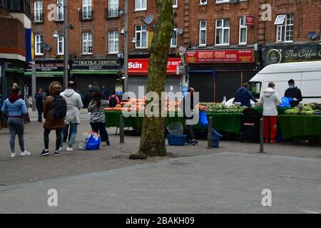 London, Großbritannien. März 2020. Während des Coronavirus im Vereinigten Königreich werden am 28. März 2020 am Walthamstow Market in London vor dem Lidl-Supermarkt die meisten europäischen Menschen angehalten, um nach Lebensmitteln zu kaufen. Credit: Picture Capital/Alamy Live News Credit: Picture Capital/Alamy Live News Stockfoto