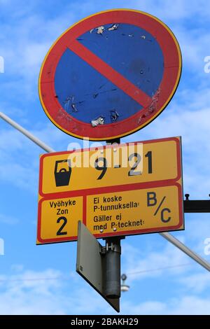 Verkehrsschild mit Wegbeschreibung zum Parkplatz in Helsinki Finnland, Juni 2019. Diese Zeichen-Kombination bedeutet, dass Sie dürfen aufhören, aber wenn Sie nicht ein Mieter. Stockfoto