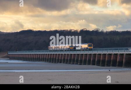 Dieselzüge der CAF Civity Klasse 195, die von dem im Norden verkehrenden Arnside-Viadukt auf der Cumbrian Coast Railway Line, Großbritannien, betrieben werden Stockfoto