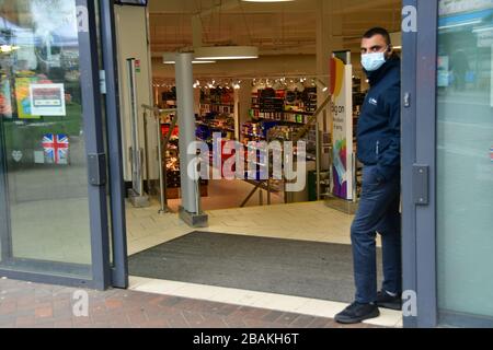 London, Großbritannien. März 2020. Während des Coronavirus in Großbritannien lockte ein Sicherheitsmann, der Maske vor dem Lidl-Supermarkt zum Einkaufen von Lebensmitteln trägt, am 28. März 2020 auf dem Walthamstow Market, London. Credit: Picture Capital/Alamy Live News Stockfoto