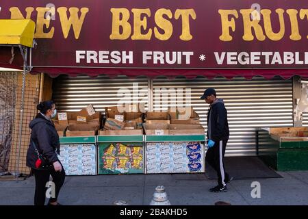 Brooklyn, New York - 27. März 2020. Beschränkungen der Öffentlichkeit während der COVID-19-Pandemie haben zu Ladenschließungen in den Wohnvierteln von Brooklyn geführt. Der neue beste Obst- und Gemüseladen an der Flatbush Avenue hat seine Türen geschlossen und seine Fensterläden heruntergerollt, sodass die Behälter, die normalerweise ihre Waren anzeigen, leer und aufgegeben sind. Stockfoto