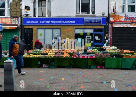 London, Großbritannien. März 2020. Während des Coronavirus im Vereinigten Königreich werden am 28. März 2020 am Walthamstow Market in London vor dem Lidl-Supermarkt die meisten europäischen Menschen angehalten, um nach Lebensmitteln zu kaufen. Credit: Picture Capital/Alamy Live News Stockfoto