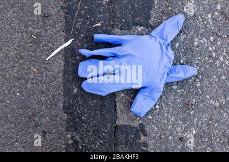 Brooklyn, New York - 27. März 2020. Einschränkungen für die Öffentlichkeit während der COVID-19-Pandemie führten zu Engpässen bei chirurgischen Masken und Handschuhen. Trotz der Knappheit werden beide oft verworfen und sind auf den Straßen und Gehwegen der Stadt zu finden. Stockfoto