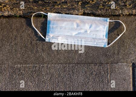 Brooklyn, New York - 27. März 2020. Einschränkungen für die Öffentlichkeit während der COVID-19-Pandemie führten zu Engpässen bei chirurgischen Masken und Handschuhen. Trotz der Knappheit werden beide oft verworfen und sind auf den Straßen und Gehwegen der Stadt zu finden. Stockfoto