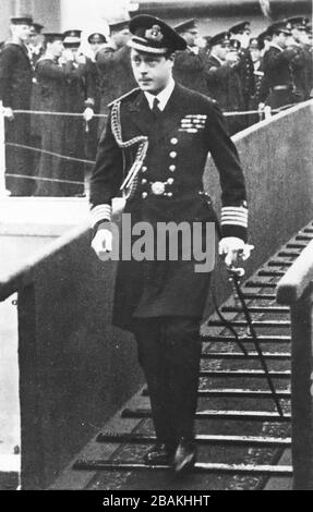 Der H.R.H. Prince of Wales (1894-1972) Ende der 1930er Jahre. Später wurde er König Edward VIII Hier steigt er eine Gangway vom britischen Marine-Schiff H.M.S. ab Repulse. Er geht selbstbewusst mit seinen weißen Handschuhen um seinen Rohrgriff hinunter. Um meine Royals-bezogenen Vintage-Bilder zu sehen, suchen Sie: Prestor Vintage Royal Stockfoto